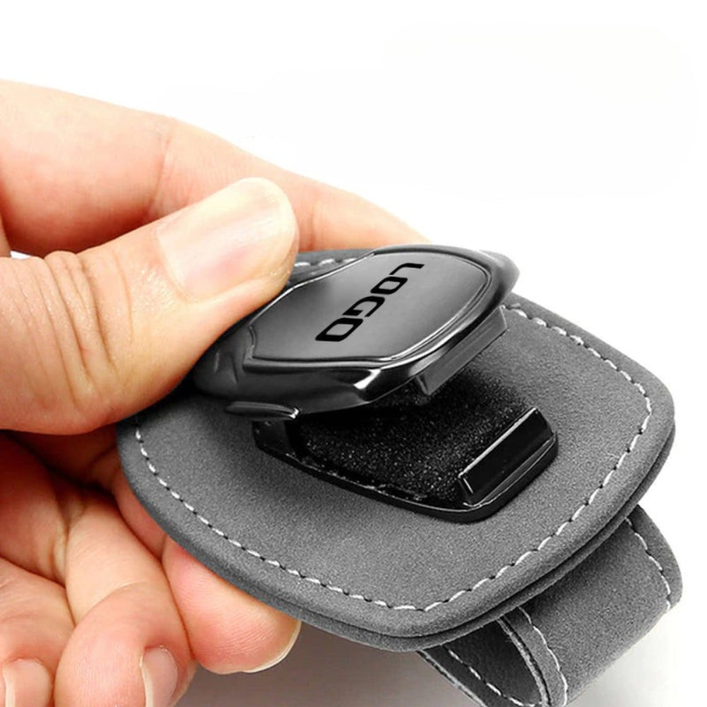 Multifunctionele brilclip van suède met het logo van uw auto